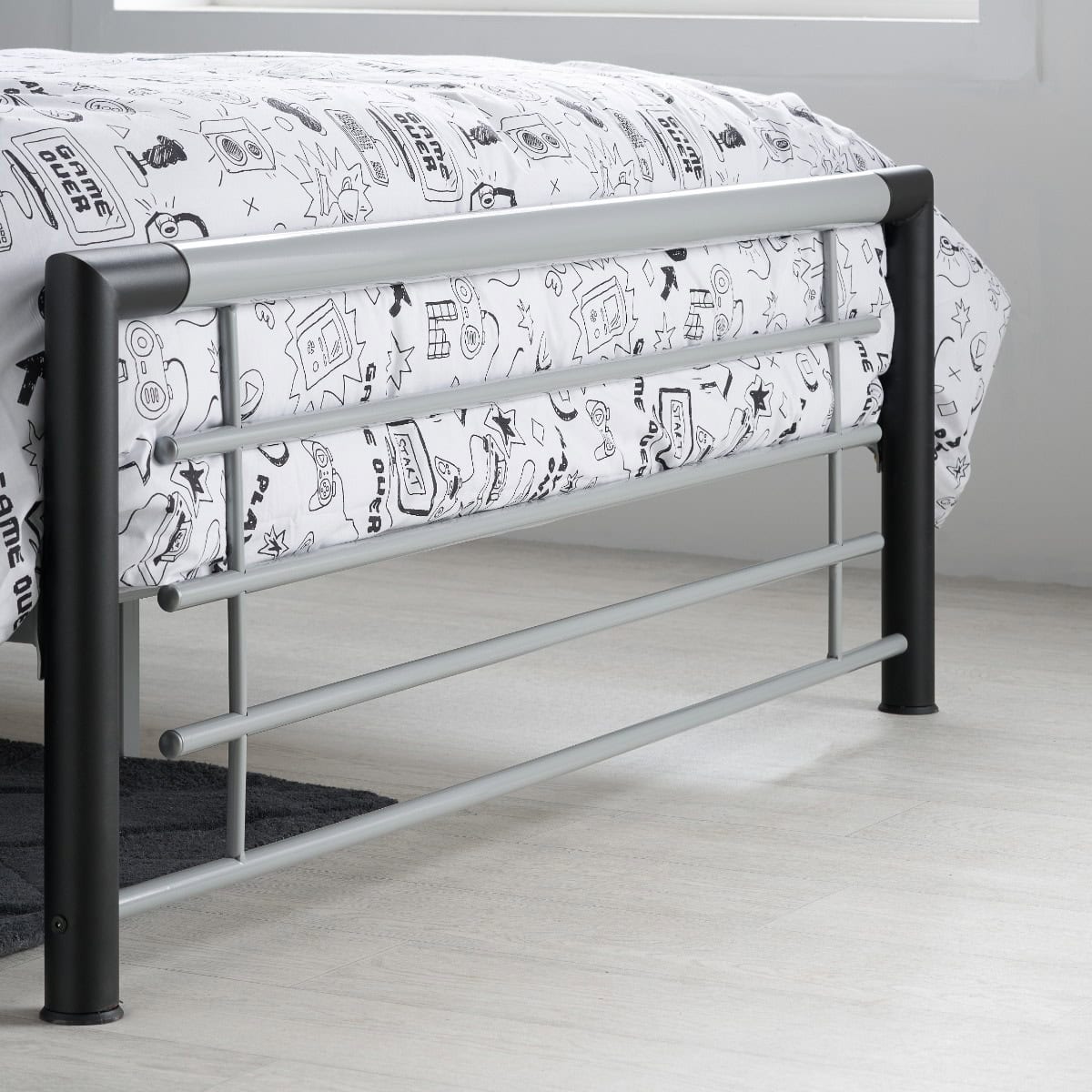 Faro 4ft6 Bedframe - Silver/Black - Image 4