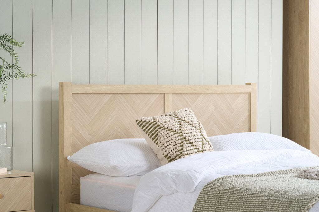 Herringford 4ft6 Bedframe - Oak - Image 4